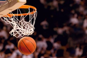 九游电脑版-在对阵掘金的比赛中，库里单场砍下44分，投中10个三分球，让对手束手无策！